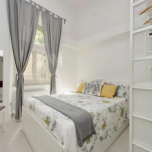 Apartamento Castro Pretorio -1st Floor Of Historic Mansion With Lift, Comfortable, Baby Friendly, Bike Parking, Quiet And Guarded Area In Front Of Officers Headquarters 5 Minutes Walk From Termini Railway & Metro Station - Genuine Guest Care In 4 Lang, Roma